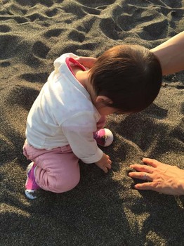 初めての砂遊び.jpg